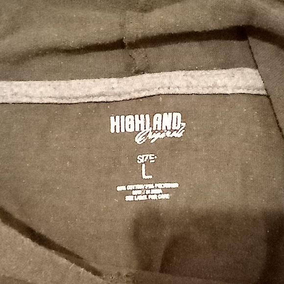 Moss green, hooded short sleeve shirt. - Picture 2 of 3